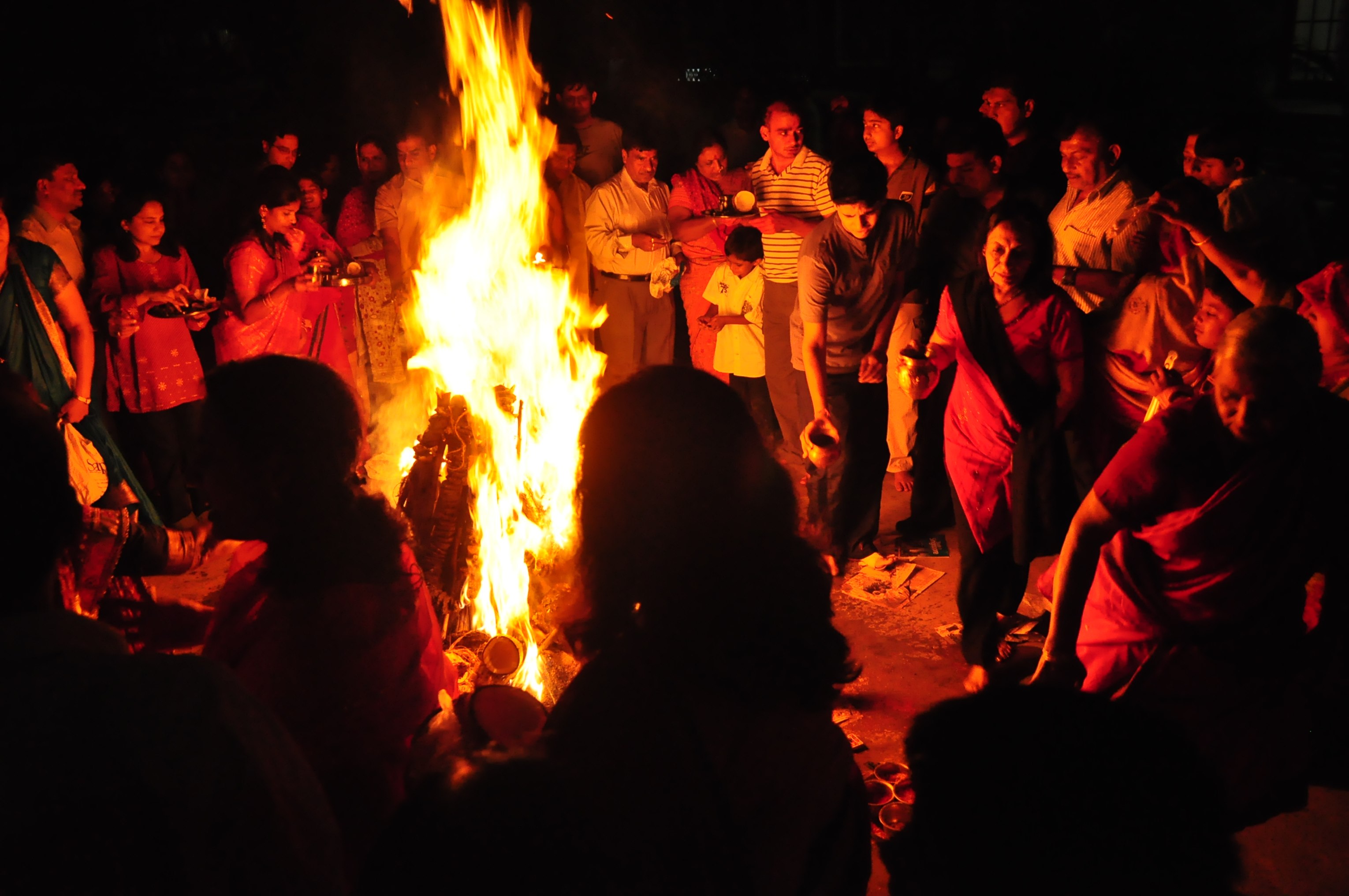 holi bonfire london